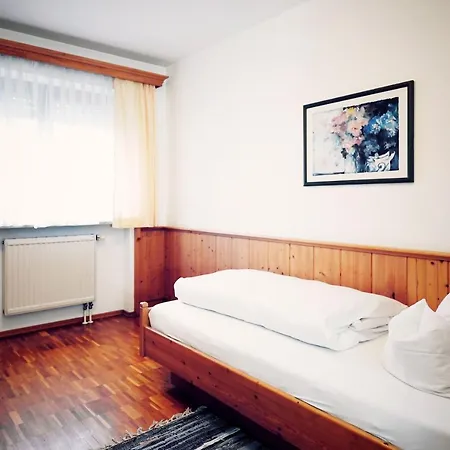 فندق Gruener Baum Garni 3*