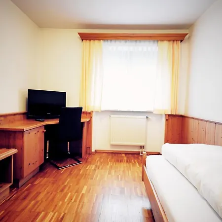 Gruener Baum Garni Hotel 3*